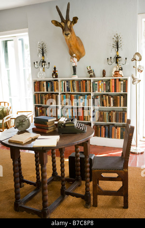 La scrittura di studio con Royal nastri inchiostratori per macchine da scrivere e sigaro cubano-maker's sedia a Ernest Hemingway House di Key West, Florida. Foto Stock