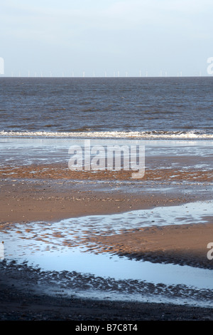 North Norfolk spiaggia con turbine eoliche sull orizzonte Foto Stock