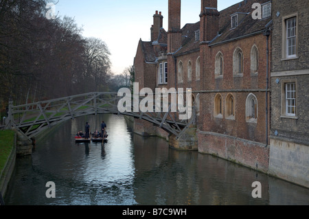 Il ponte in legno sul fiume Cam in Cambridge, anche comunemente noto come il Ponte di matematica Foto Stock