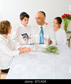 Famiglia ebraica in una tradizionale cerimonia Foto Stock