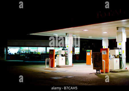 Stazione di benzina di notte Foto Stock