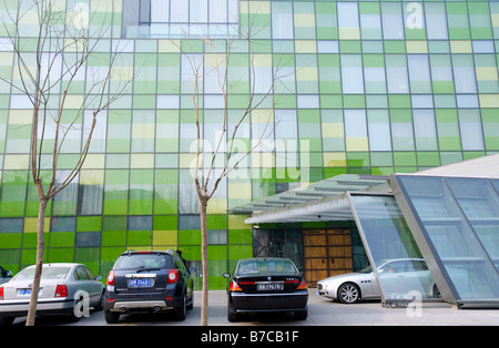 Costose automobili parcheggiate nella parte anteriore del nuovo hotel boutique esclusivo chiamato Casa opposta a Pechino Foto Stock