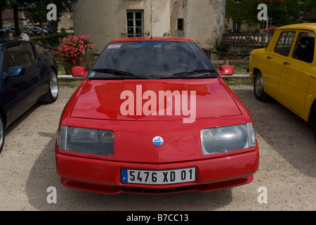 Musee Château de Savigny-lès-Beaune, Cote d'Or Francia. Raccolta di Renault auto da rally in mostra. Fiat Abarth Sport cars racing Foto Stock
