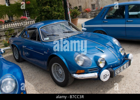 Musee Château de Savigny-lès-Beaune, Cote d'Or Francia. Raccolta di Renault auto da rally in mostra. Fiat Abarth Sport cars racing Foto Stock