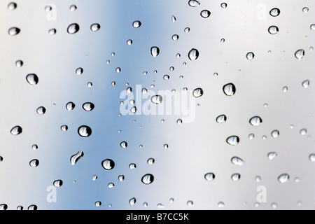 Gocce di pioggia sulla finestra contro sky Foto Stock