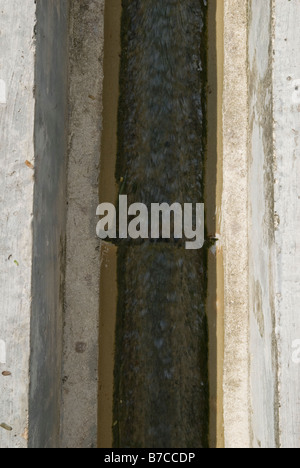 Acqua che scorre in una tempesta di apertura di scarico acqua Foto Stock