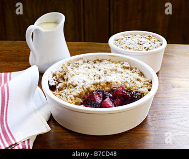 Blackberry apple crumble piccoli grandi creme anglaise Foto Stock