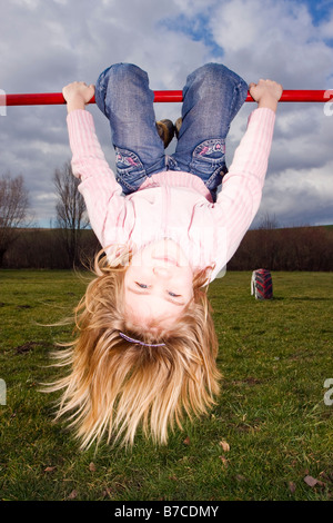 Riproduzione di bionda bambina 6 anni sulla barra trasversale esterno Repubblica Ceca Europa Foto Stock