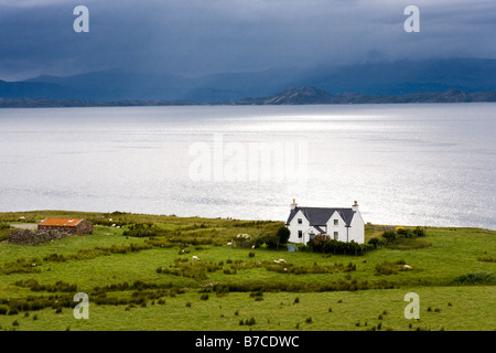 Un cottage sulle rive del suono interno alla ricerca di fronte a Rona, vicino Lonbain, Wester Ross, Highland, Scozia Foto Stock