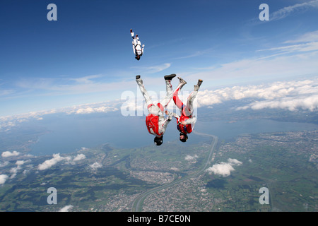 Skydive team è volare a testa in giù con la pratica per il campione nazionale della nave. Con oltre 150 mph sono il freeflyer sulla strada. Foto Stock