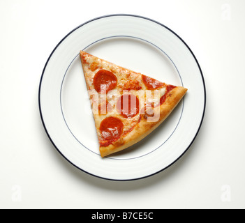 Una fetta di formaggio e salsiccia per pizza pizza su una rotonda bianca piastra cena