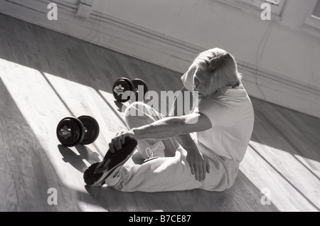 L uomo lo stiramento in palestra Foto Stock