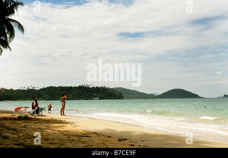 Una famiglia in vacanza presso la spiaggia di Koh Mak isola della Thailandia, sud-est asiatico. Foto Stock