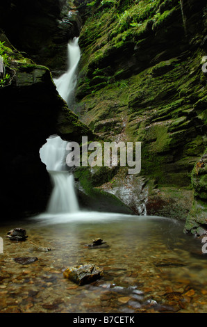 San Nectan la cascata nella valle rocciosa, Cornwall, Regno Unito Foto Stock