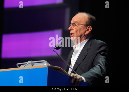 Ritratto di Rupert Murdoch, proprietario del gigante multimediale di News Corp, affrontando una conferenza sui nuovi media a Gerusalemme, Israele. Foto Stock