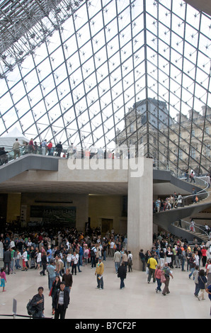 Le scale nel museo del Louvre, Parigi, Francia, Europa Foto Stock