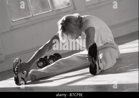 L uomo lo stiramento in palestra Foto Stock