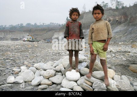 "Cugini Sunil e Prakas in piedi sulle pietre raccolte dal fiume Seti nepal" Foto Stock