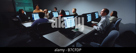 Persone e computer in una formazione aziendale classroom Foto Stock