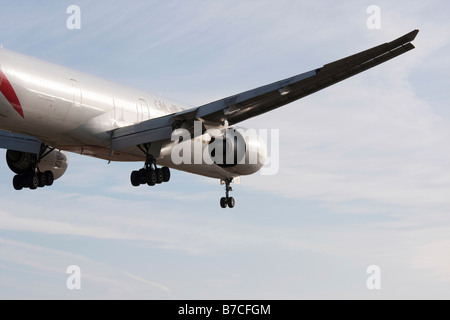 Emirates aereo di linea Boeing 777 300 sull approccio finale a terra Foto Stock