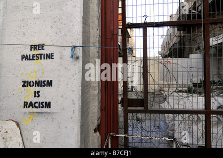 Scena di strada a Hebron sotto occupazione israeliana: un recinto divide la città dalla centrale di coloni Ebrei trimestre. Foto Stock