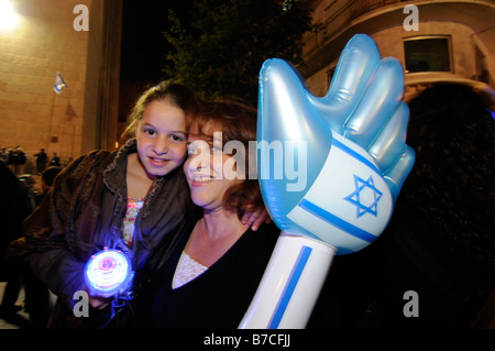 Una madre israeliana e sua figlia holding giocattoli con bandiere nazionali durante l'Israele il sessantesimo anniversario di Gerusalemme Foto Stock