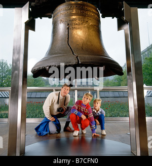 Uomo e due giovani ragazzi visita il Liberty Bell, Independence Mall, Philadelphia, Pennsylvania, Stati Uniti d'America Foto Stock