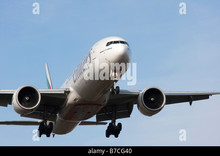 Emirates aereo di linea Boeing 777 300 sull approccio finale a terra Foto Stock