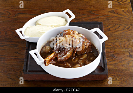 Arrosto di spalla di agnello arrosto di POT schiacciare le patate Foto Stock