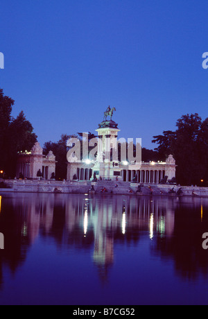 Il Parco del Retiro piscina. Vista notturna. Madrid. Spagna. Foto Stock