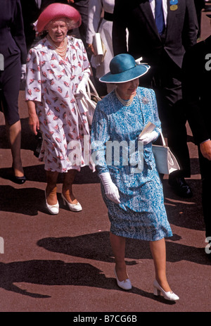 HRH Queen Elizabeth II e Sua Maestà la Regina Elisabetta Regina Madre al Royal Ascot gare 1989 Foto Stock
