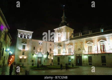 Plaza de la Villa. Vista notturna. Madrid. Spagna. Foto Stock