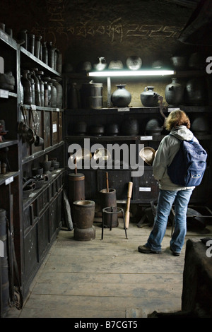 La cultura Sherpa artefatti museali in Chogang Namche Bazaar Solokhumbu Nepal Foto Stock