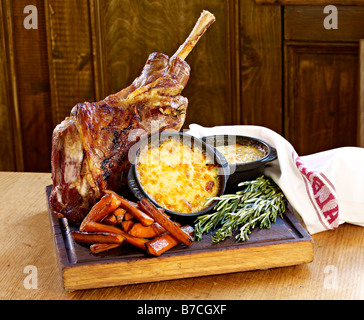 Gamba di agnello arrosto di POT Carote Patate gratinate Foto Stock