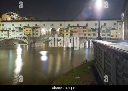 Il mercato dell'oro ponte sul fiume Arno a Firenze di notte Foto Stock