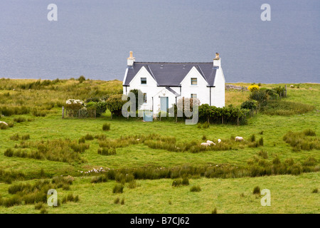 Un cottage sulle rive del suono interno vicino Lonbain, a nord di Applecross, Wester Ross, Highland, Scozia Foto Stock