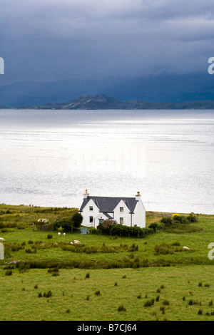 Un cottage sulle rive del suono interno alla ricerca di fronte a Rona, vicino Lonbain, Wester Ross, Highland, Scozia Foto Stock