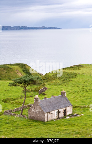 Un cottage rovinato sulle rive del suono interno che guarda attraverso Rona, vicino a Lonbain, Wester Ross, Highland, Scozia UK Foto Stock