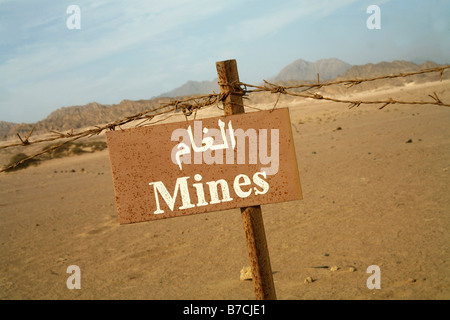 Un segno di avvertimento di un campo minato nel Parco Nazionale di Nabq vicino al villaggio egiziano di Sharm el Sheikh nel deserto del Sinai. Foto Stock