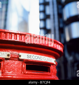 Una cassetta di posta rossa della Royal mail fuori dall'edificio Lloyds con il cartello di seconda classe nella City di Londra, Inghilterra, Regno Unito KATHY DEWITT Foto Stock