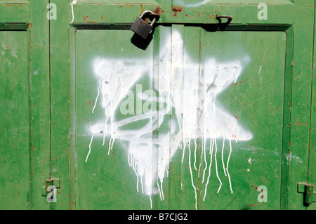 Scena di strada a Hebron sotto occupazione israeliana: graffitis di David Star mettere da coloni ebrei su chiuso negozi arabi. Foto Stock