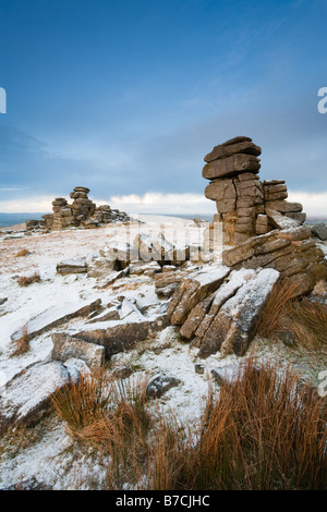 In inverno la neve sulla copertura pinzare Tor Parco Nazionale di Dartmoor Devon England Regno Unito Foto Stock