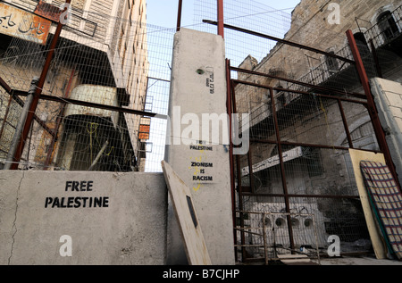 Scena di strada a Hebron sotto occupazione israeliana: un recinto divide la città dalla centrale di coloni Ebrei trimestre. Foto Stock