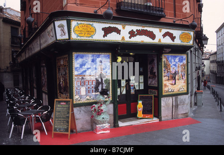 L'esterno del tapas bar Taberna El Madroño all'angolo con Plaza Puerta Cerrada, Madrid, Spagna Foto Stock
