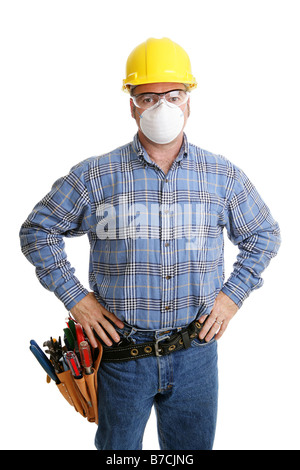 Lavoratore edile con i suoi attrezzi e ingranaggio di sicurezza compresi hardhat occhiali protettivi e una maschera antipolvere Foto Stock