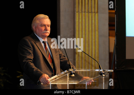 Lech Walesa (Premio Nobel per la Pace 1983) rivolgendosi a un vertice ex raccolta premi Nobel per la pace" a Parigi, Francia. Foto Stock