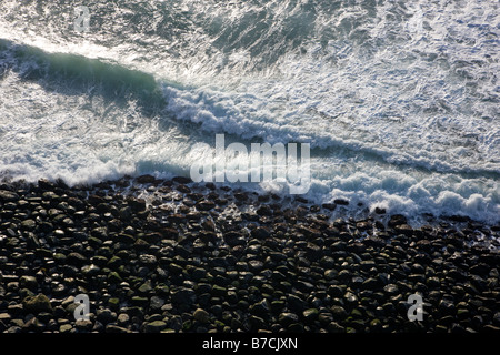 In prossimità delle onde che si infrangono sulla spiaggia rocciosa vicino al Limekiln State Park, autostrada Rt.1, tra la Gorda e Lucia, CALIFORNIA, STATI UNITI D'AMERICA Foto Stock