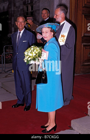 S.A.R. la Regina Elisabetta II con S.A.R. il Duca di Edimburgo. Lasciando la Chiesa olandese a Austin Frars, Londra, Inghilterra, Regno Unito, circa il 28 giugno 1989 Foto Stock