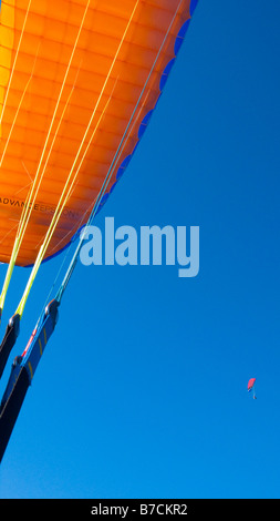 Tettoia di giallo di un parapendio contro il cielo blu e un altro parapendio volare al di sopra di Istanbul Turchia Foto Stock