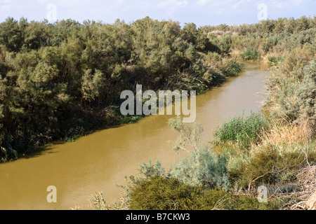 Fiume Giordano a Betania Giordania avvicinando il battesimo sito in Betania Giordania luogo dove Gesù fu battezzato Foto Stock